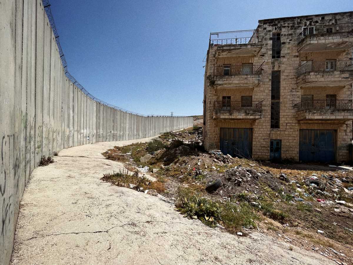 An exclusion wall erected around one of Ramallah’s most thriving manufacturing hubs has decimated the area, turning it into a wasteland. A few poor families continue to live among the ruins. 